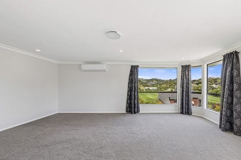 Photo of property in 37 Saunders Close, Whitby, Porirua, 5024