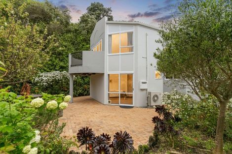 Photo of property in 5 Erskine Close, Island Bay, Wellington, 6023