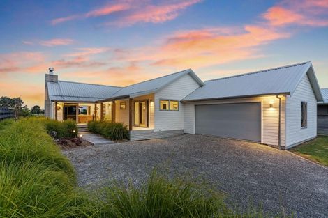 Photo of property in 132 Kiwi Road, Whangamata, 3620