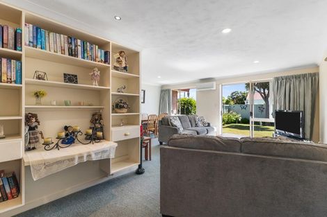 Photo of property in 2/98 Domain Terrace, Spreydon, Christchurch, 8024