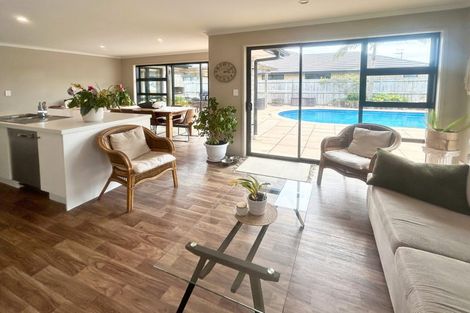 Photo of property in 15 Rainey Crescent, Papamoa Beach, Papamoa, 3118