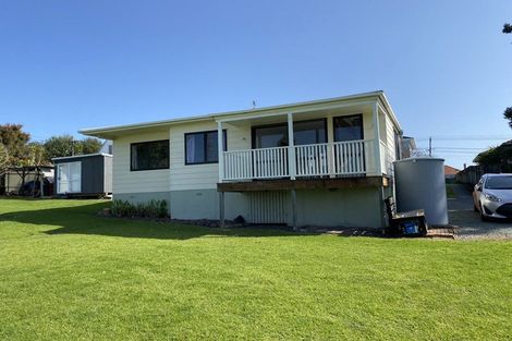 Photo of property in 23 Flanshaw Road, Te Atatu South, Auckland, 0610