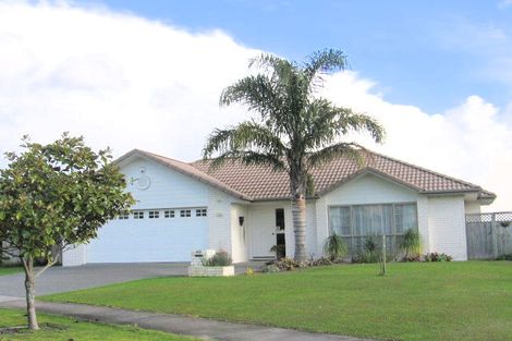 Photo of property in 40 Claremont Way, East Tamaki Heights, Auckland, 2016