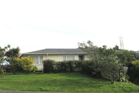 Photo of property in 2 Alder Place, Newlands, Wellington, 6037