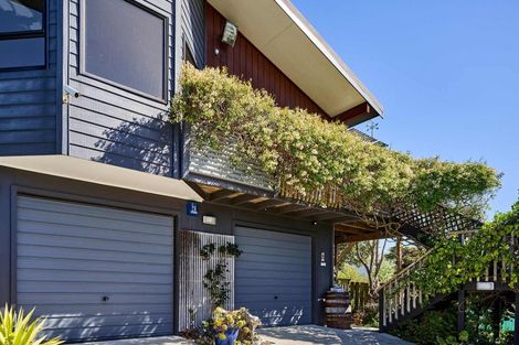 Photo of property in 20 Grays Road, Plimmerton, Porirua, 5026