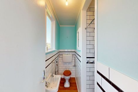 Photo of property in 2/10 Mataroa Avenue, Northland, Wellington, 6012