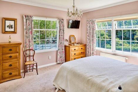 Photo of property in 100 Cheviot Road, Lowry Bay, Lower Hutt, 5013