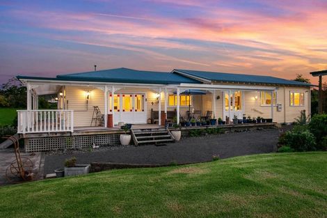 Photo of property in 54 Shaw Road, Oratia, Auckland, 0604