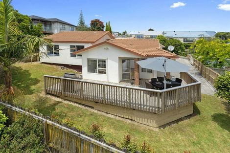 Photo of property in 2/11 Mercury Lane, Windsor Park, Auckland, 0632