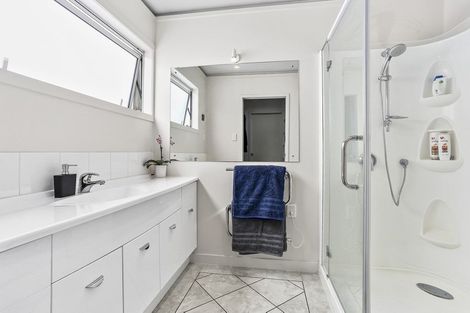 Photo of property in 10 Knightsbridge Drive, Forrest Hill, Auckland, 0620