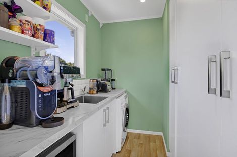 Photo of property in 6 Camellia Avenue, Bell Block, New Plymouth, 4312