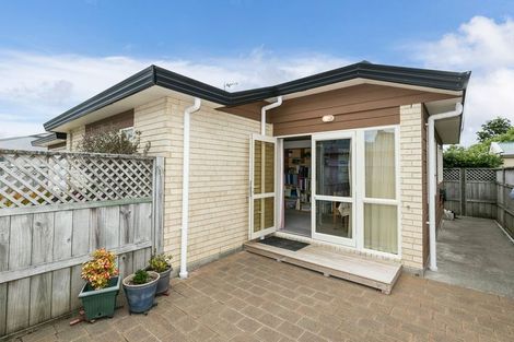Photo of property in 9a Pinkerton Grove, Newlands, Wellington, 6037