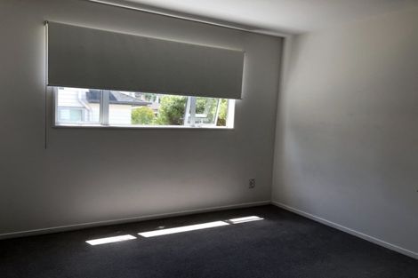 Photo of property in 32 Namsan Close, Fairview Heights, Auckland, 0632