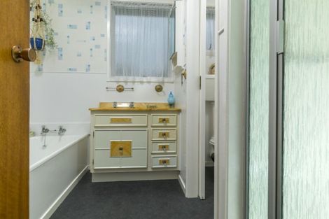 Photo of property in 33 Tauhinu Road, Greenhithe, Auckland, 0632