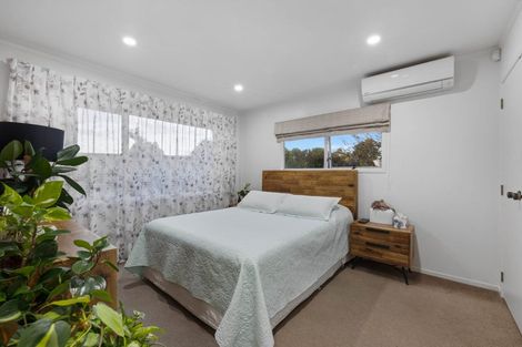 Photo of property in 24 Beauchamp Drive, Massey, Auckland, 0614