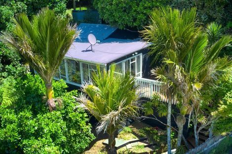 Photo of property in 16 Sylvan Glade, Piha, New Lynn, 0772