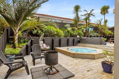 Photo of property in 13 Berkshire Terrace, Massey, Auckland, 0614