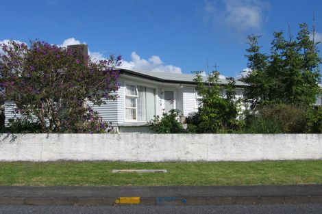 Photo of property in 32 Graham Avenue, Te Atatu Peninsula, Auckland, 0610