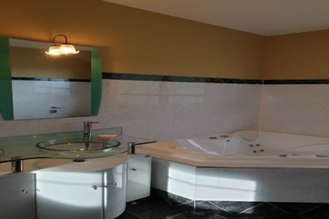 Photo of property in 701a Beach Road, Rothesay Bay, Auckland, 0630