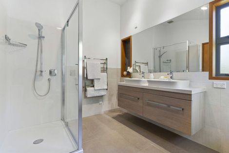 Photo of property in 98 Aberdeen Road, Campbells Bay, Auckland, 0620