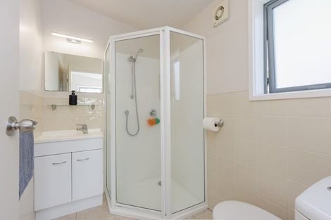 Photo of property in 1/66 Browns Bay Road, Rothesay Bay, Auckland, 0630