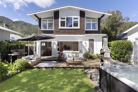 Photo of property in 25 Marine Parade, Eastbourne, Lower Hutt, 5013