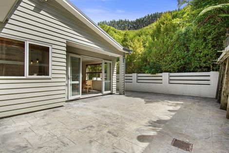 Photo of property in 16 Westwood Road, Tawa, Wellington, 5028