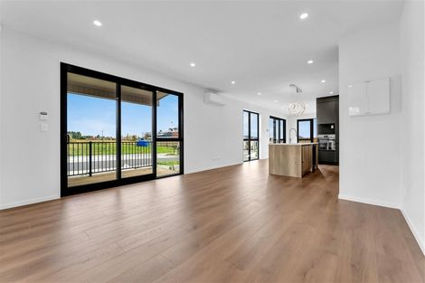 Photo of property in 16 Waimarie Drive, Karaka, 2578