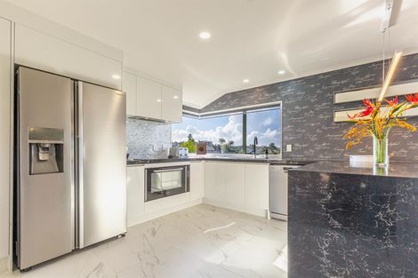 Photo of property in 6 Hogarth Rise, West Harbour, Auckland, 0618
