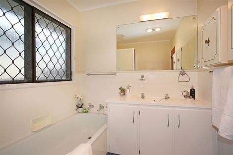 Photo of property in 1 Sunshine Place, Papakura, 2110