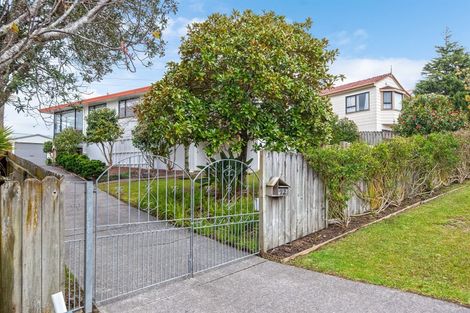 Photo of property in 72 Totaravale Drive, Totara Vale, Auckland, 0629