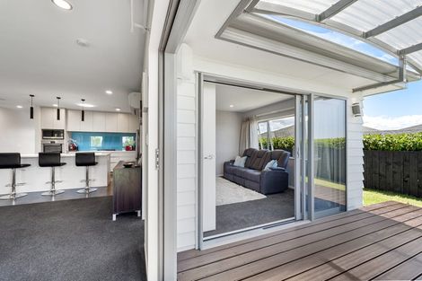 Photo of property in 22 Woodridge Drive, Stanmore Bay, Whangaparaoa, 0932