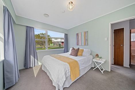 Photo of property in 2 Annan Grove, Papakowhai, Porirua, 5024