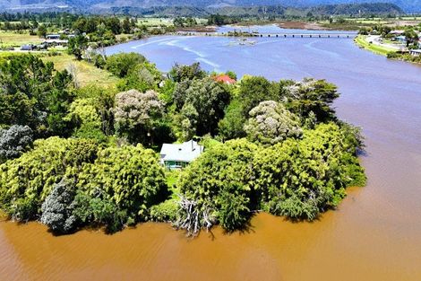 Photo of property in 72 Snodgrass Road, Westport, 7892