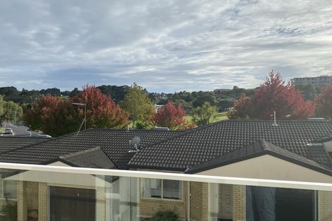 Photo of property in 4/14 Fields Parade, Oteha, Auckland, 0632