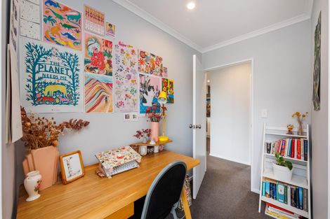 Photo of property in 58 Exeter Crescent, Takaro, Palmerston North, 4412