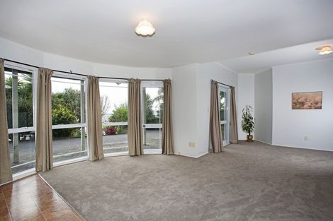 Photo of property in 17 Santa Monica Place, Goodwood Heights, Auckland, 2105