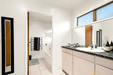 Photo of property in 6 Fayette Place, Te Atatu South, Auckland, 0610