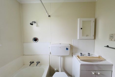 Photo of property in 80a Wikiriwhi Crescent, Awapuni, Palmerston North, 4412