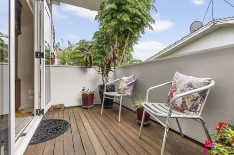 Photo of property in 20 Marine Parade, Mellons Bay, Auckland, 2014