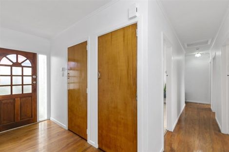 Photo of property in 25 Brooker Grove, Newlands, Wellington, 6037