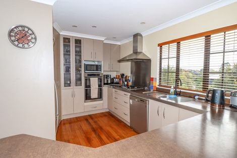 Photo of property in 16 La Lena Grove, Fitzherbert, Palmerston North, 4410