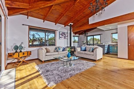 Photo of property in 6 Deverell Place, Northcross, Auckland, 0632