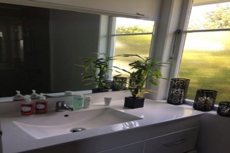 Photo of property in 90 Knights Road, Rothesay Bay, Auckland, 0630