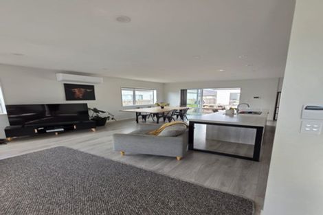 Photo of property in 7 Vinistra Road, Kumeu, 0810