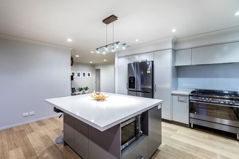 Photo of property in 94 Oakway Drive, Schnapper Rock, Auckland, 0632