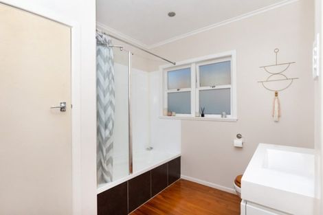 Photo of property in 1/34 Ocean View Road, Northcote, Auckland, 0627