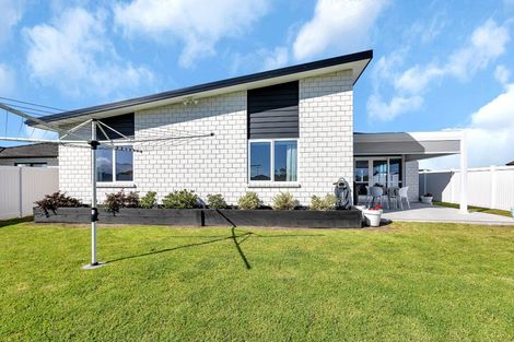 Photo of property in 41 Kaurinui Crescent, One Tree Point, 0118