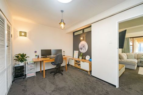 Photo of property in 6 Pukatea Place, Milson, Palmerston North, 4414