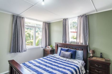 Photo of property in 82 Newlands Road, Newlands, Wellington, 6037
